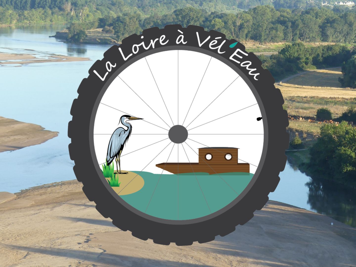 roue à vélo intégrant un paysage typique de la Loire avec un héron et une toue ; en fond, une image de la Loire