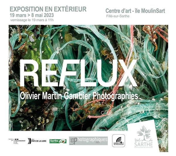 affiche annonçant une exposition photo, zoom sur des déchets plastiques marins