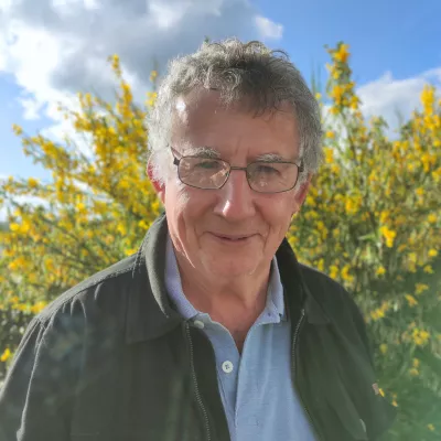 homme blanc avec des lunettes