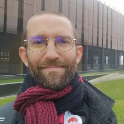 Photo portrait de Benjamin devant un bâtiment non identifiable