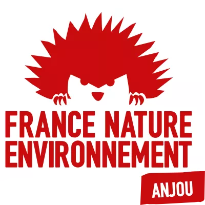 Logo de FNE 49, symbolisé par le hérisson rouge