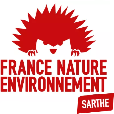 Logo de FNE 72, symbolisé par le hérisson rouge