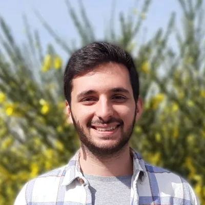 Photo portrait de Xavier devant une plante