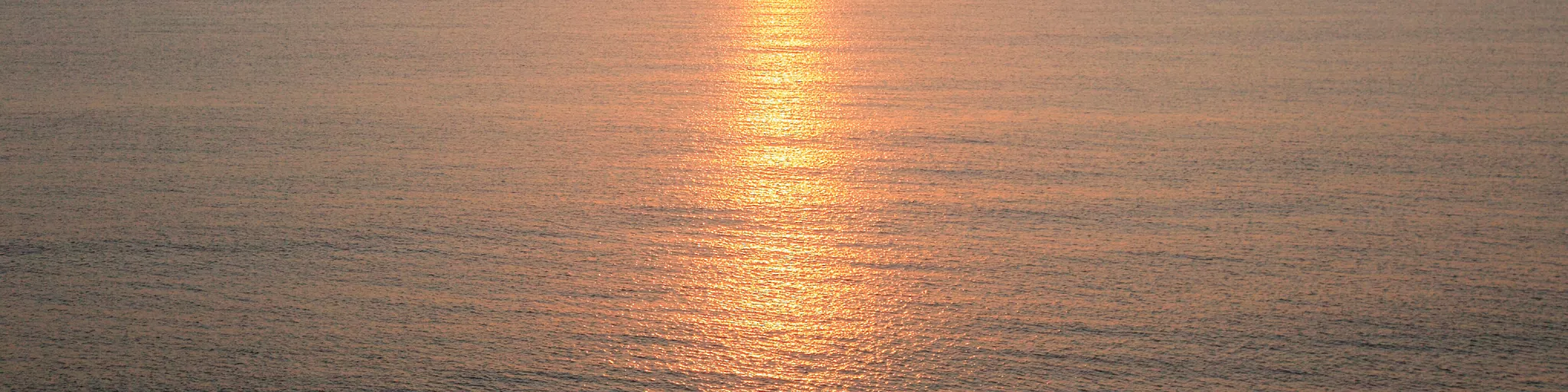 Soleil proche de l'horizon au dessus de l'océan.
