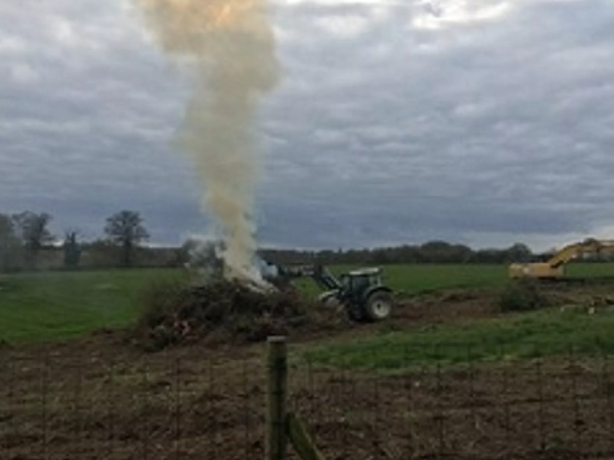 Destruction d'une haie en Sarthe en avril 2020 et brûlage des déchets verts