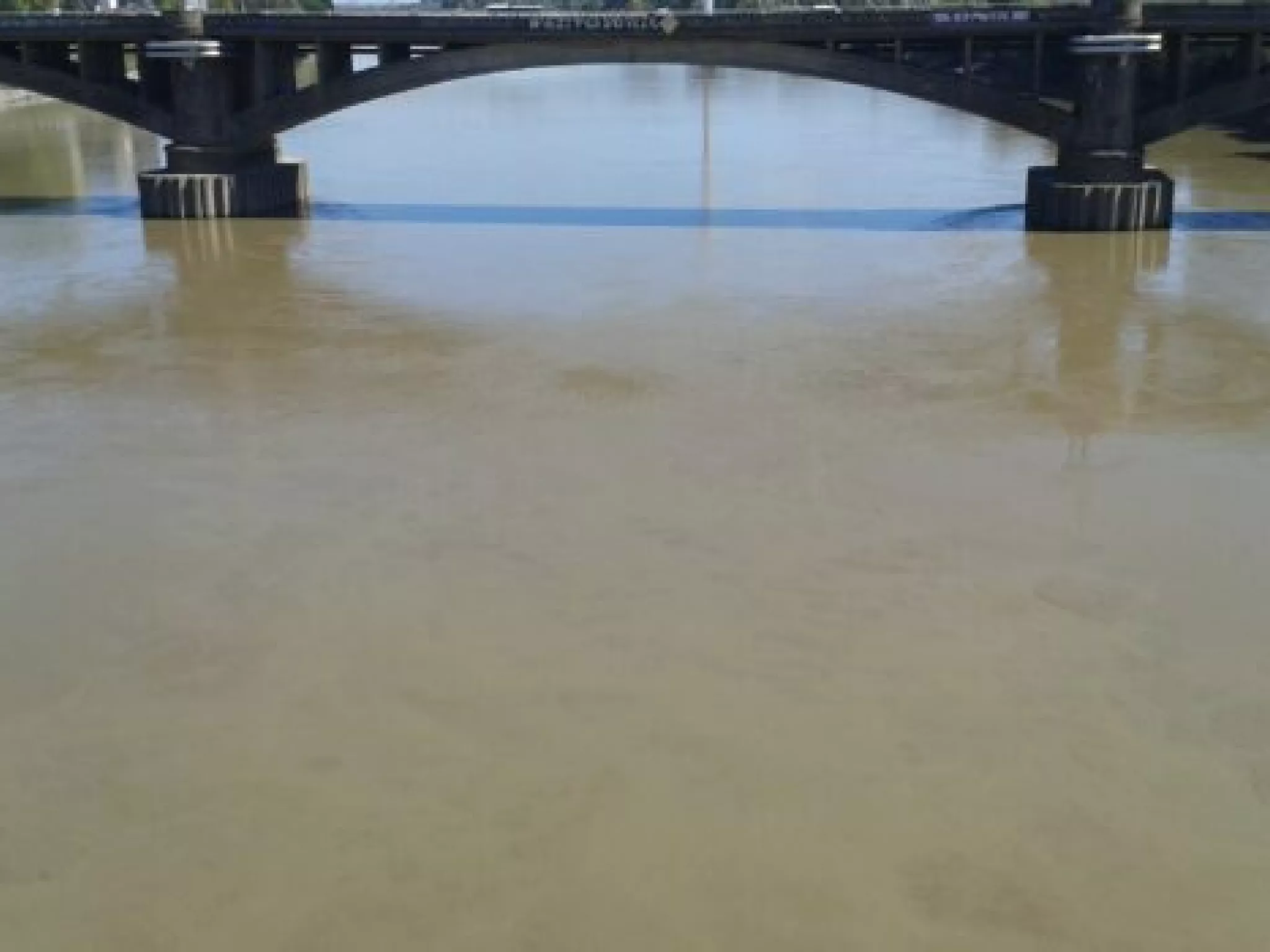 Loire trouble sous un pont