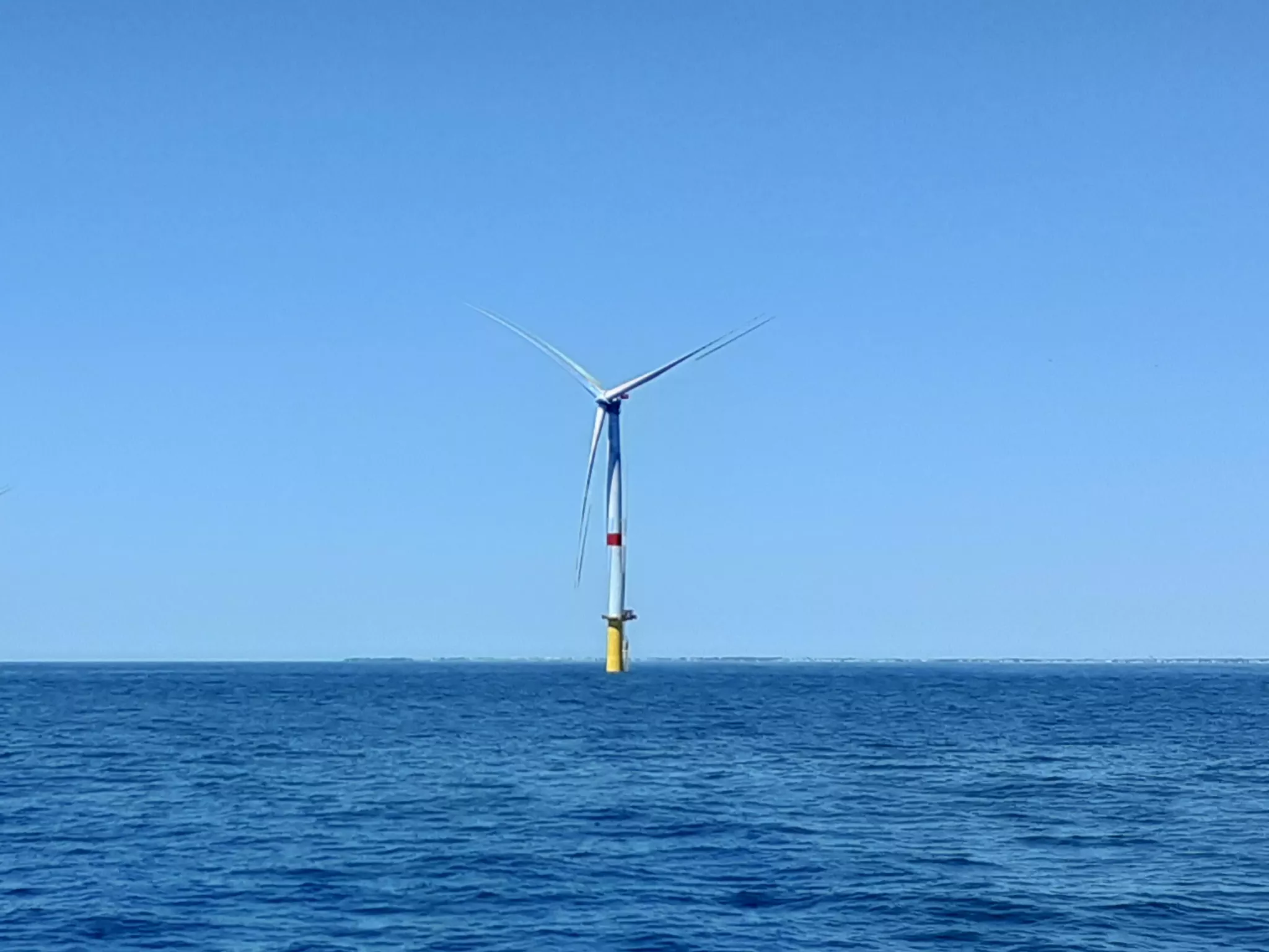 3 éoliennes en mer