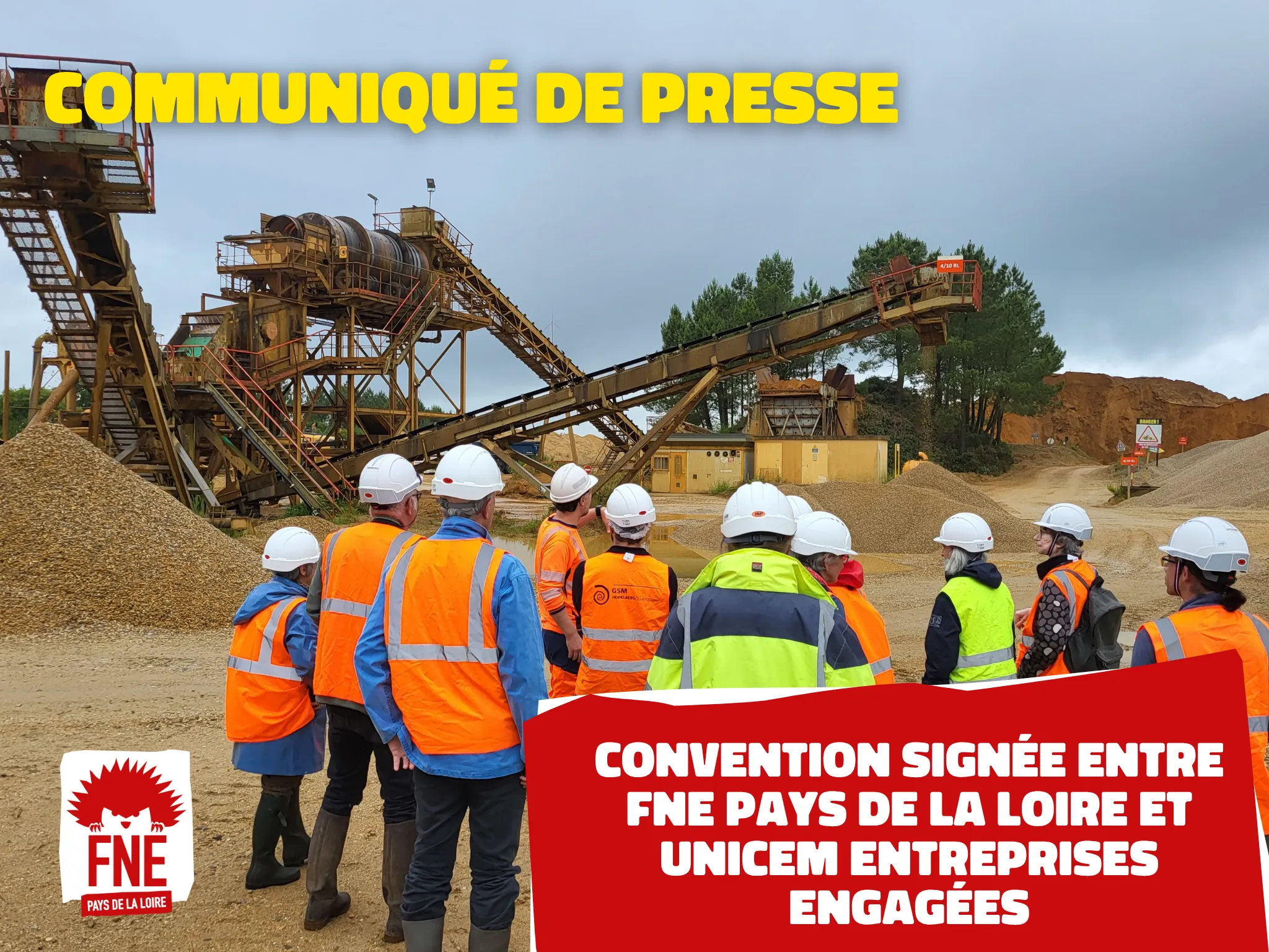 personnes visitant une carrière de roches meubles avec casque et gilet orange