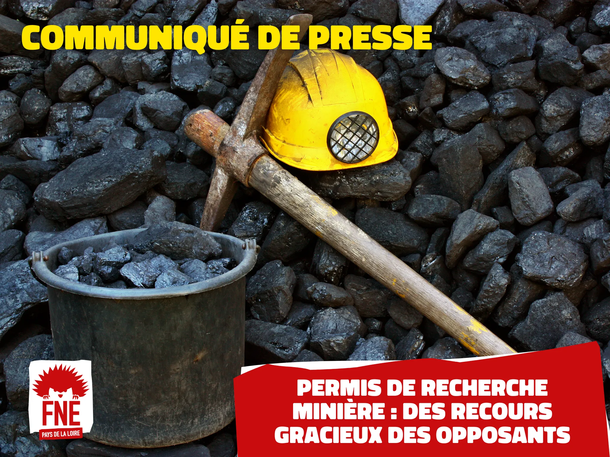 Matériel de mineur (pioche et casque) et matériaux extraits