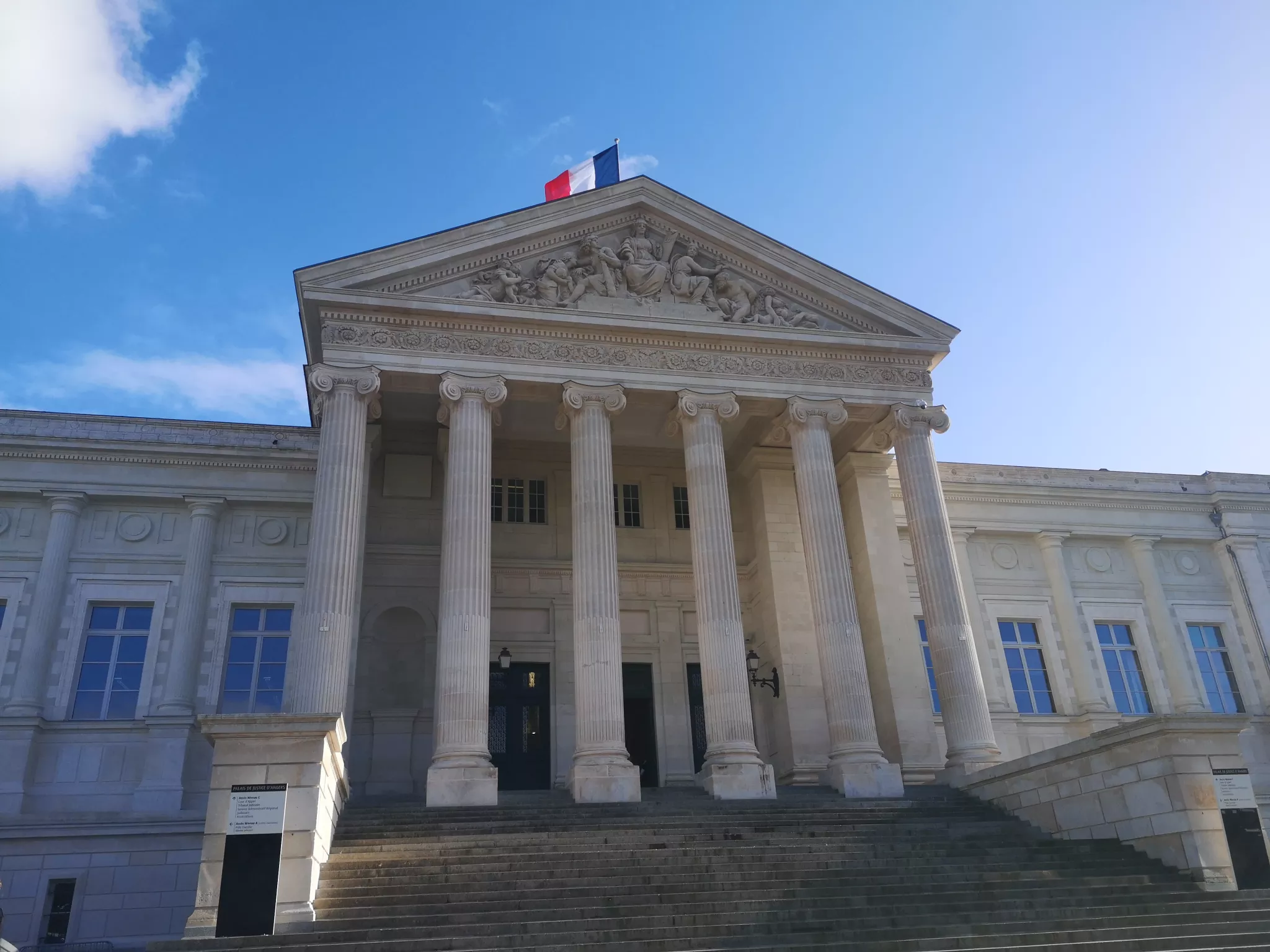 Fronton du palais de Justice d'Angers