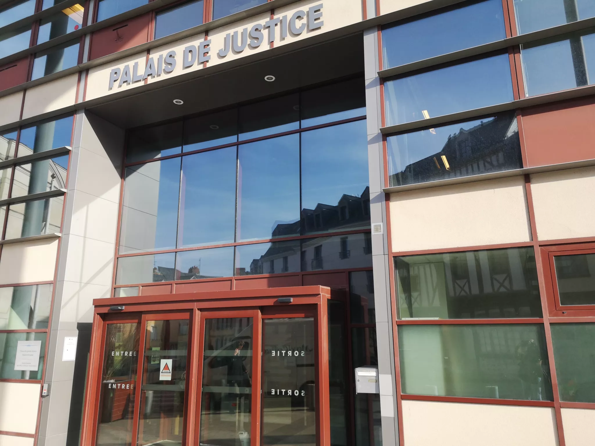 Fronton du palais de Justice de Laval