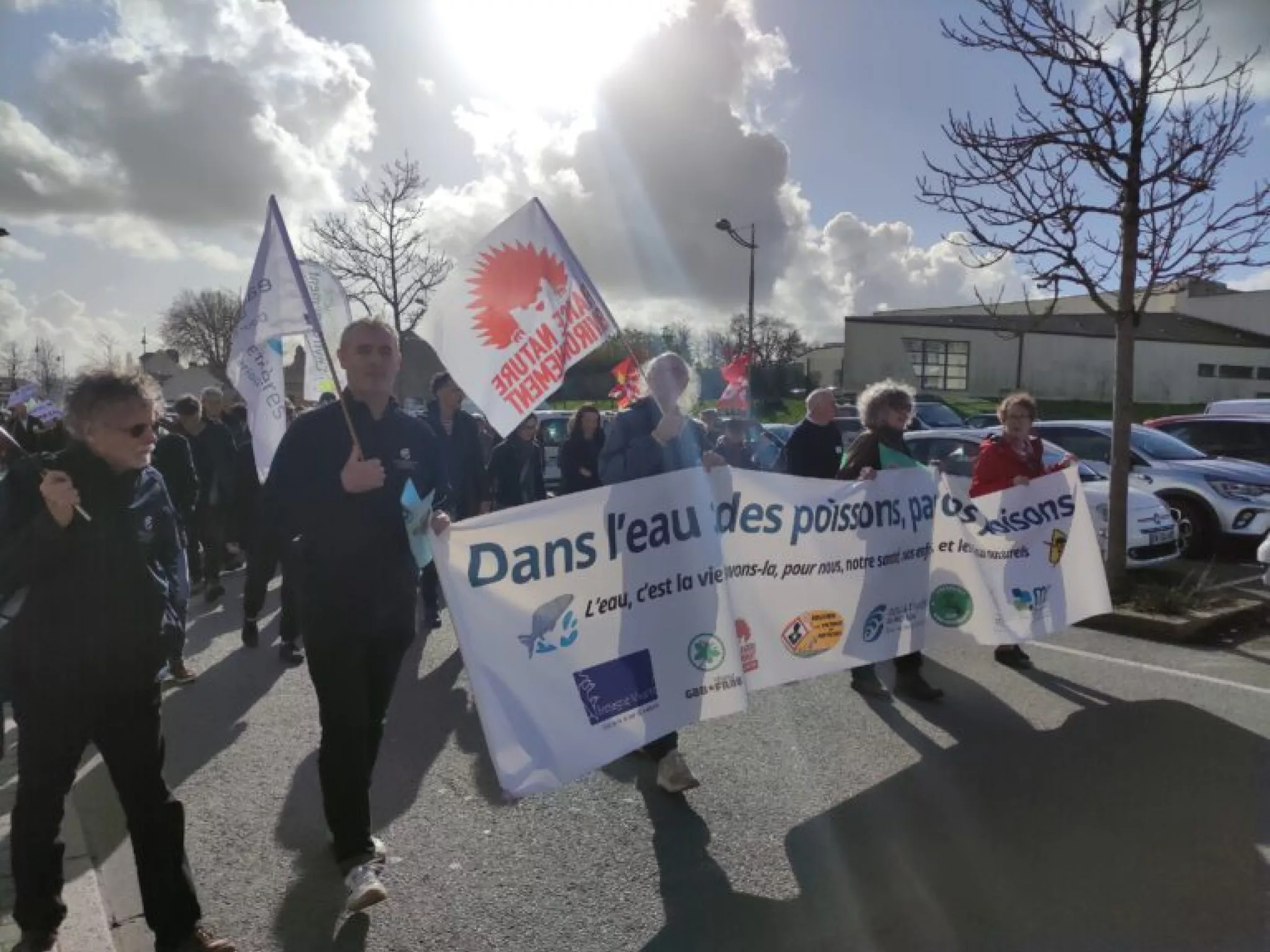 Tête de cortège, photo : N. MOREL tête de cortège d'une manifestation, banderolle et drapeaux