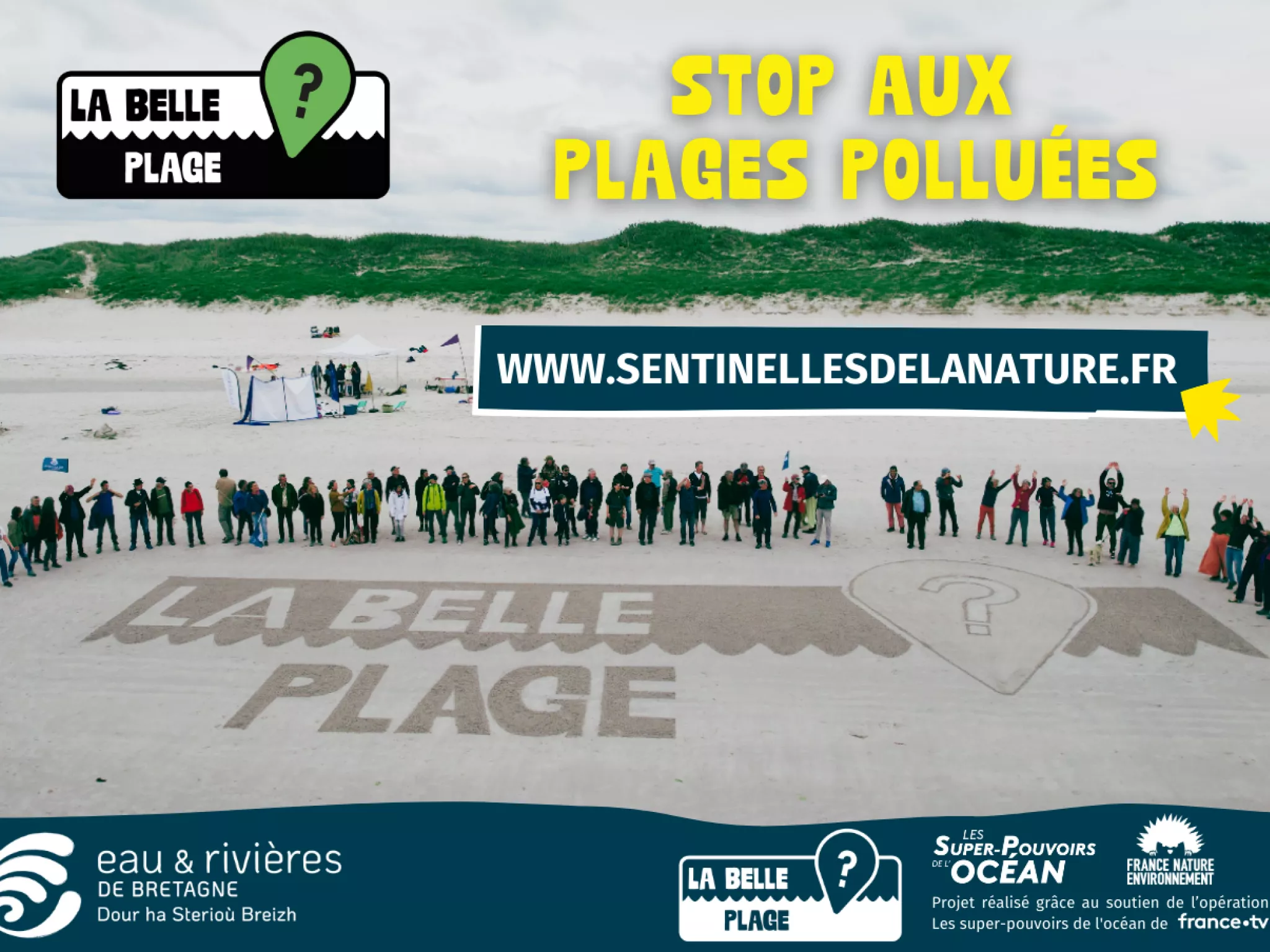 Photographie aérienne de bénévoles associatifs sur une plage avec inscription du visuel "La Belle Plage" sur le sable