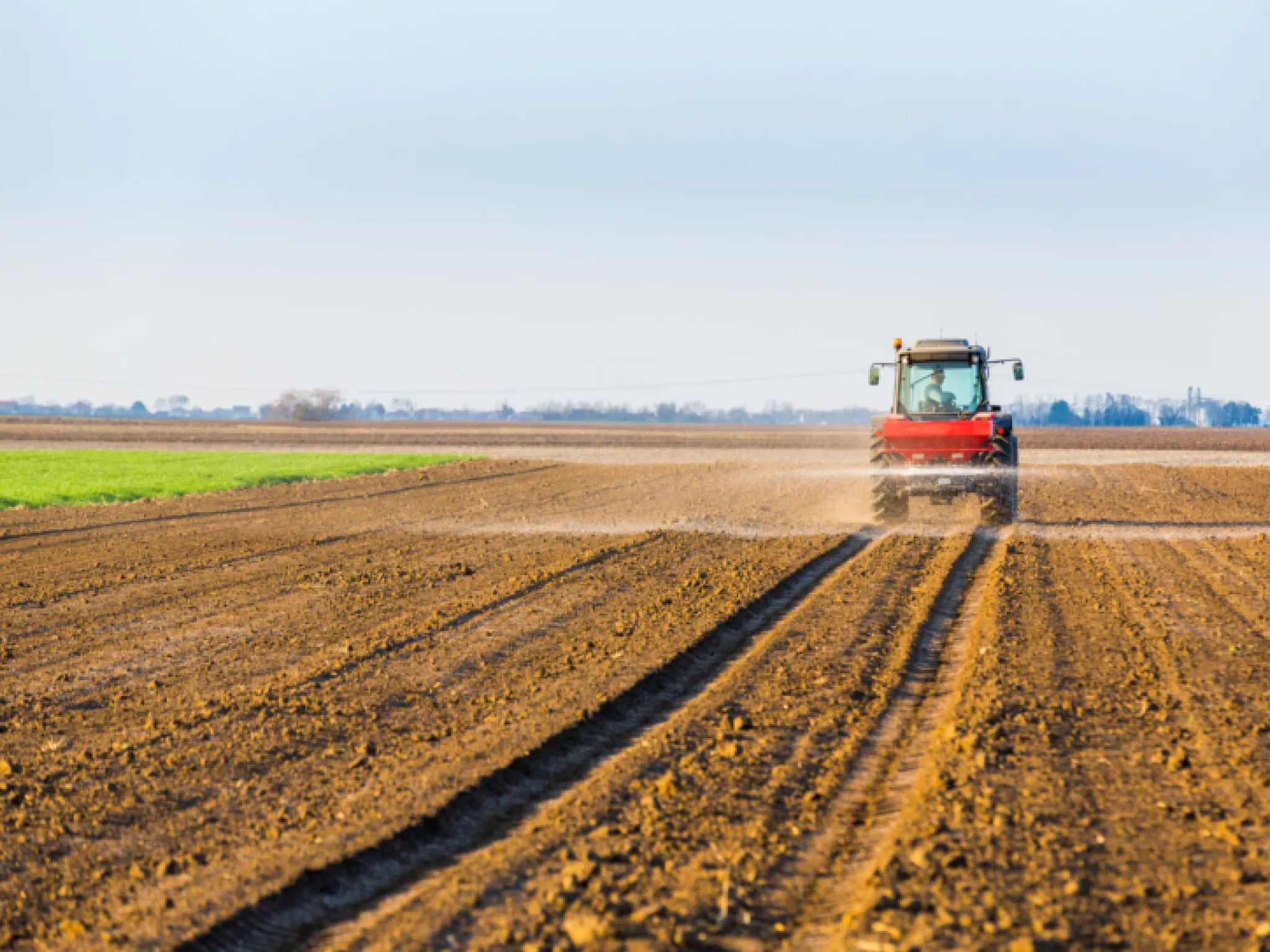 tracteur épandant dans un champs