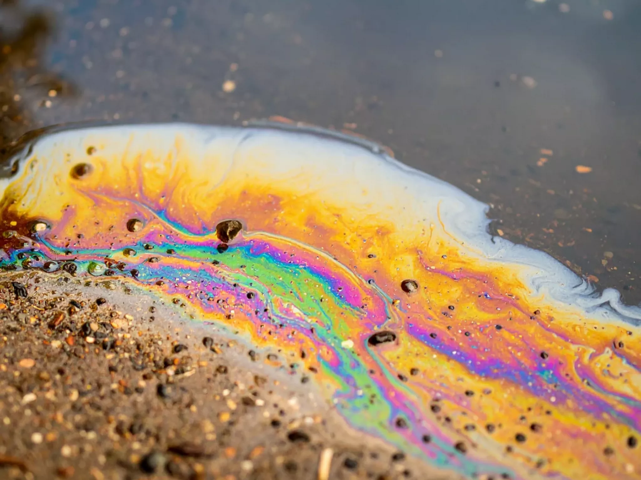 Irisation aux couleurs de l'arc-en-ciel sur de l'eau