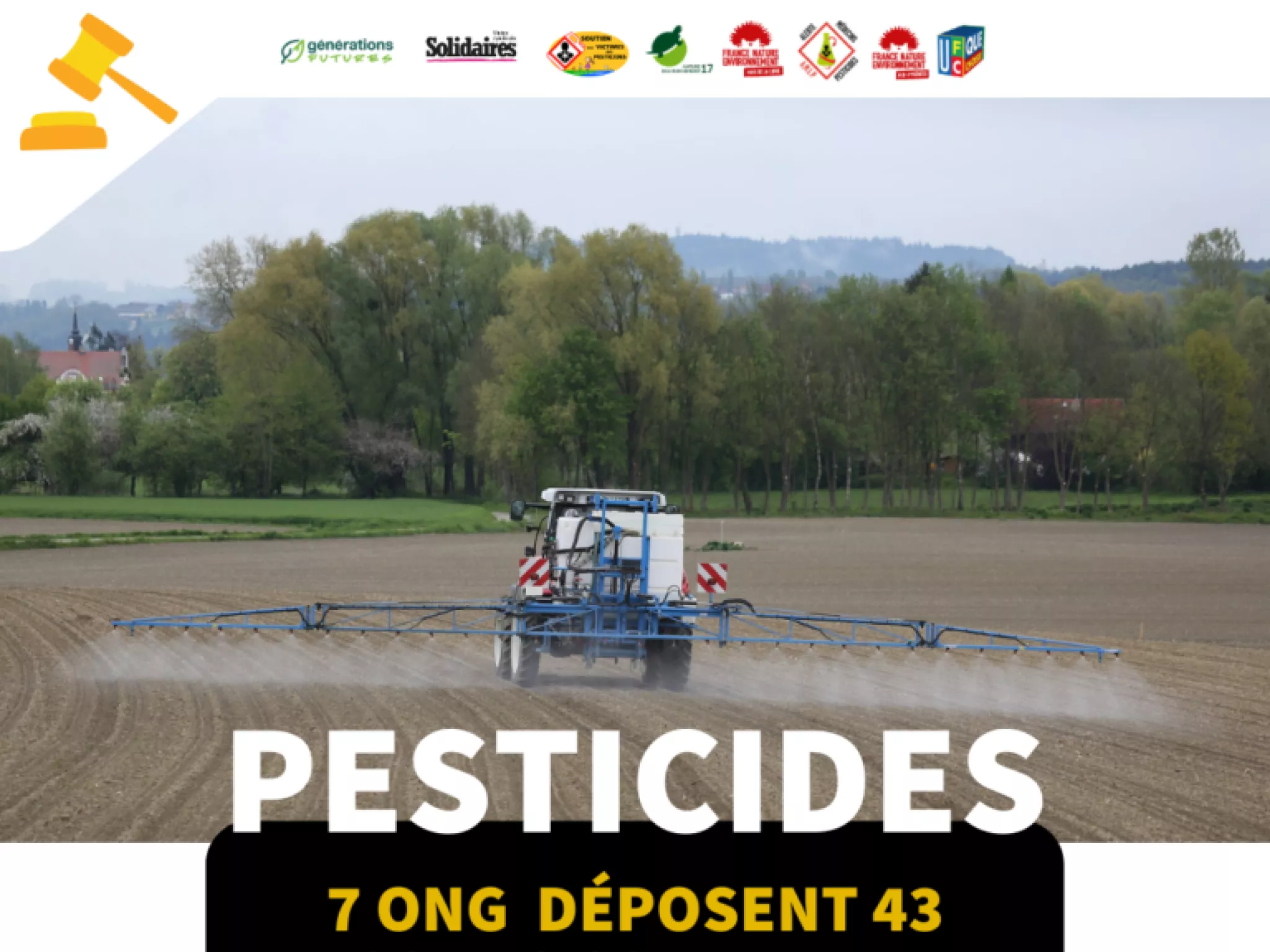 Photo d'engin agricole pulvérisant des pesticides dans un champ