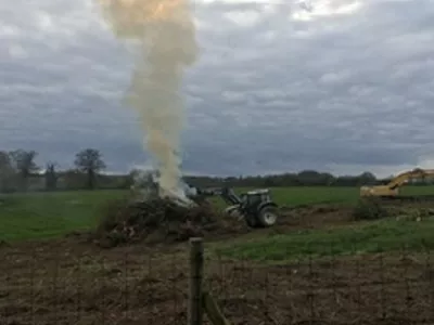 Destruction d'une haie en Sarthe en avril 2020 et brûlage des déchets verts