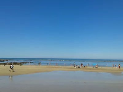 Plage avec ciel bleu en arrière plan