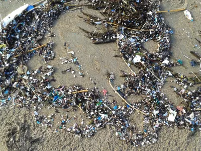 Billes plastiques mélangées à d'autres déchets sur la plage