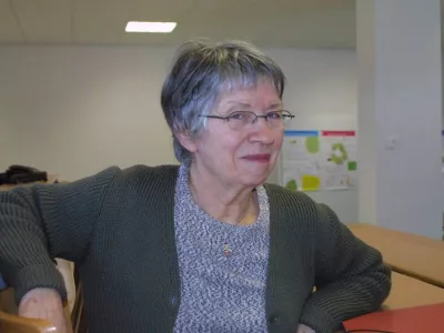 femme blanche avec des lunettes et cheveux gris 