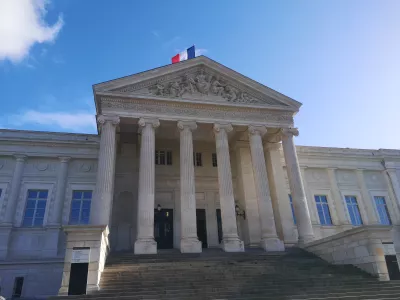 Fronton du palais de Justice d'Angers