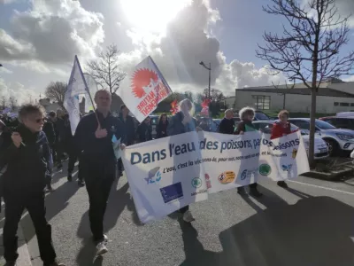 tête de cortège d'une manifestation, banderolle et drapeaux 