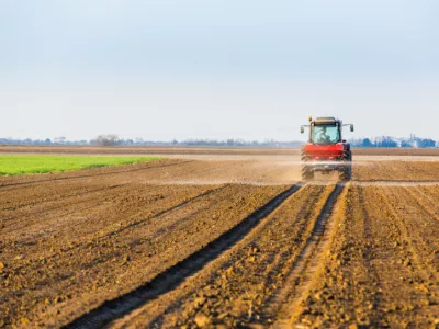 tracteur épandant dans un champs