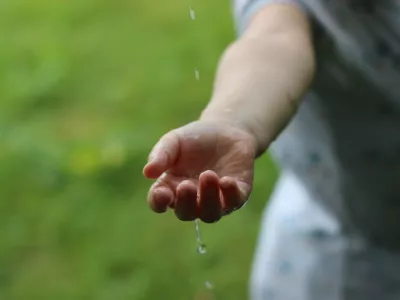main tendue avec de l'eau