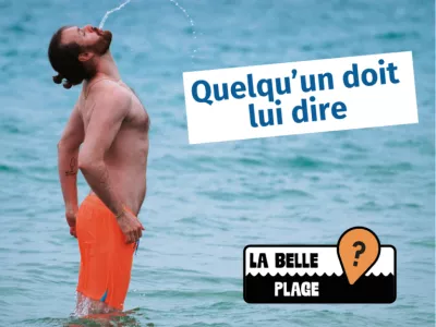 homme d'une trentaine d'année en maillot de bain orange dans la mer recrachant de l'eau