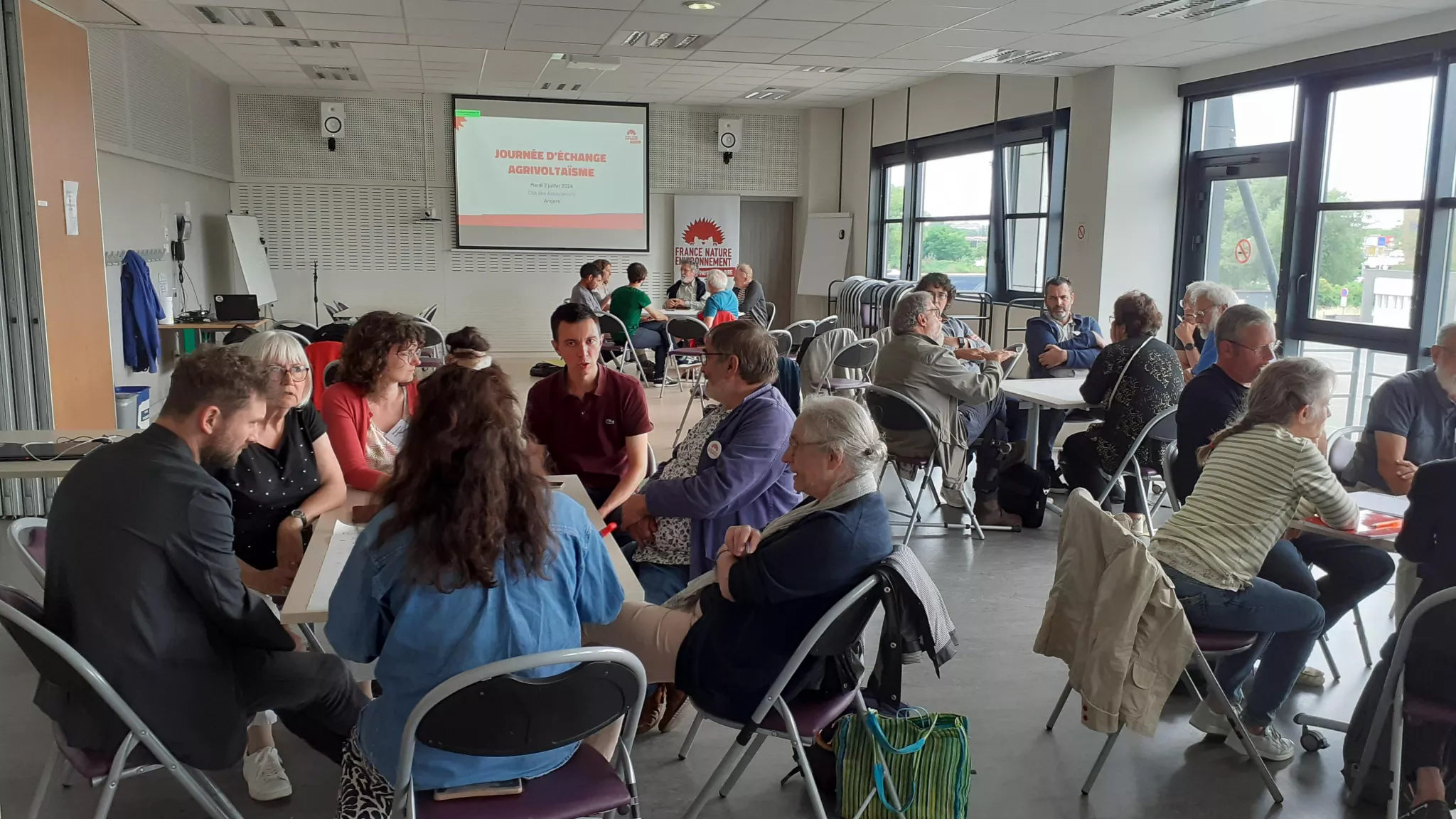 Photo de personnes assises en 4 cercles de discussions