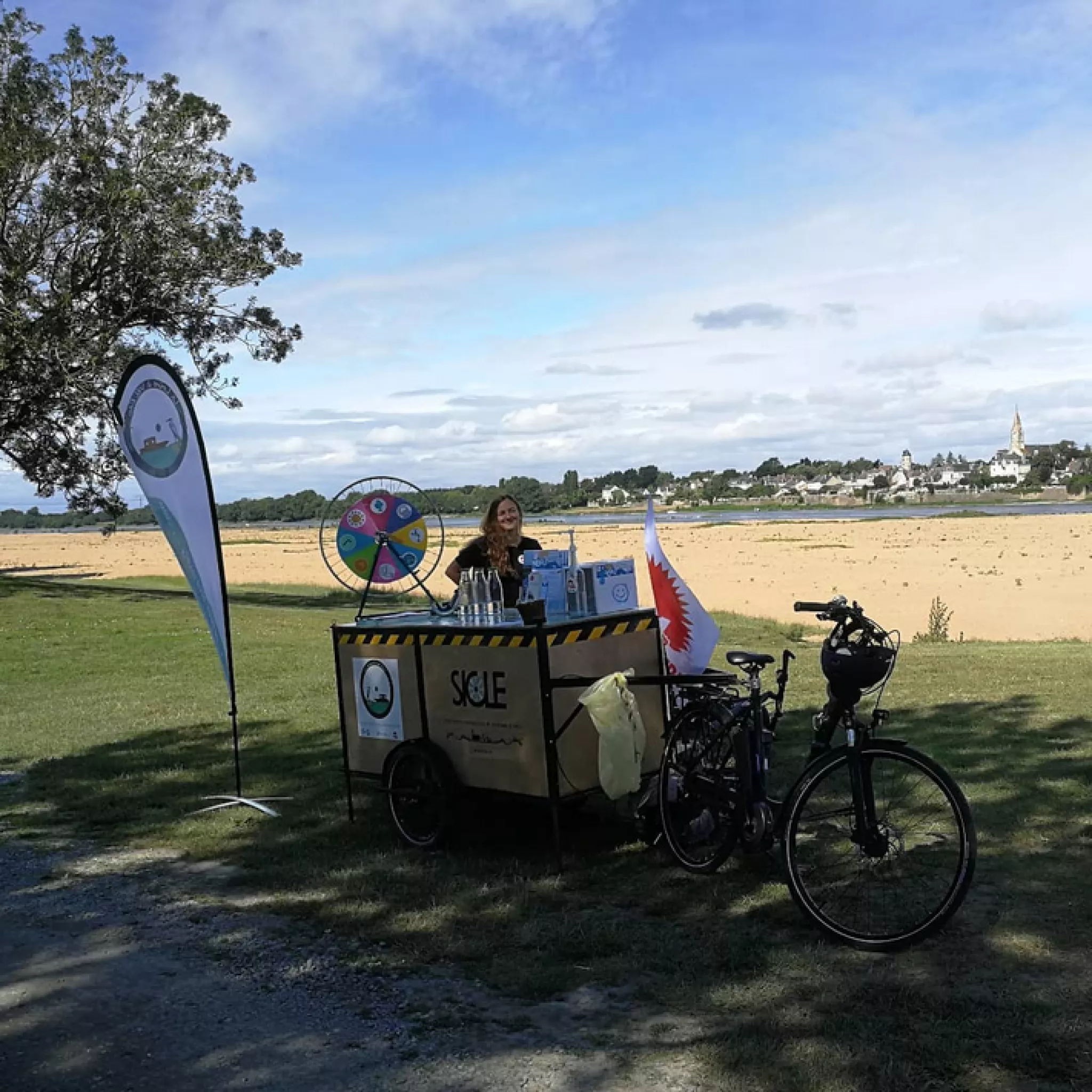 stand de la loire à vél'eau devant la Loire